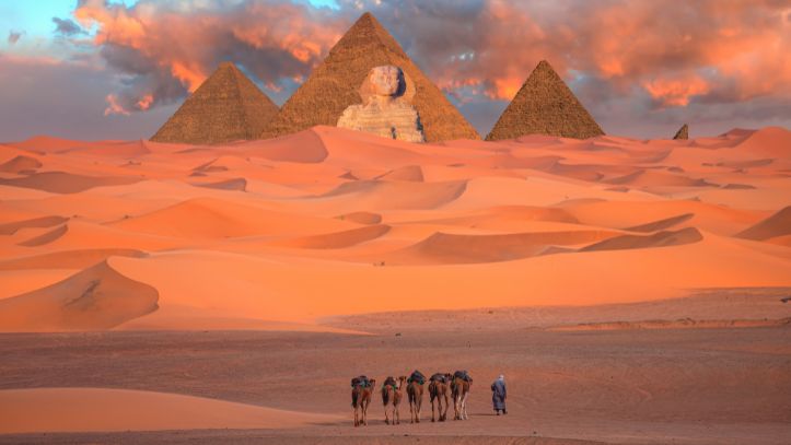 Egypte-coucher-soleil-pyramides-vue-loin