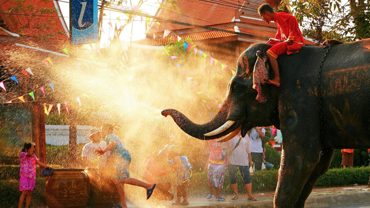 Un éléphant lors de la fête de l’eau en Thaîlande