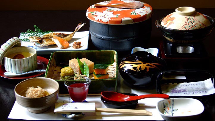 Repas traditionnel servi dans un ryokan