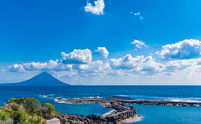 Vue sur la mer et le volcan Sakurajima à Kagoshima