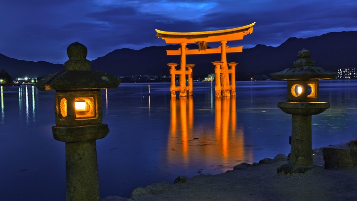 Vue sur le grand torii de Miyajima de nuit