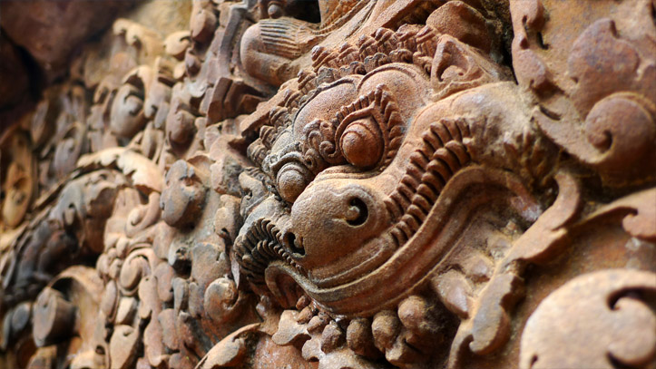 Une des très nombreuses sculptures du temple Banteay Srei, à l’important travail de finition !