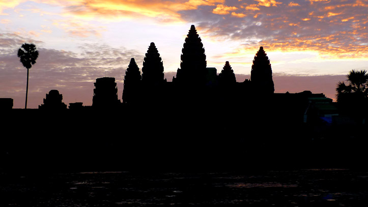 L’imposant et célèbre temple d’Angkor Wat, au coucher du soleil