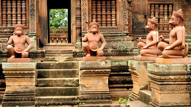 Statues legendaires banteay srei temple