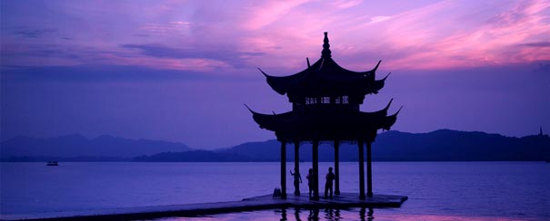 Temple au lac de l ouest au coucher de soleil Hangzhou