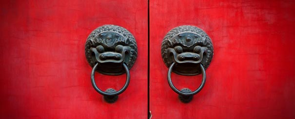 Vieille porte chinoise en vermillon avec des têtes de lion