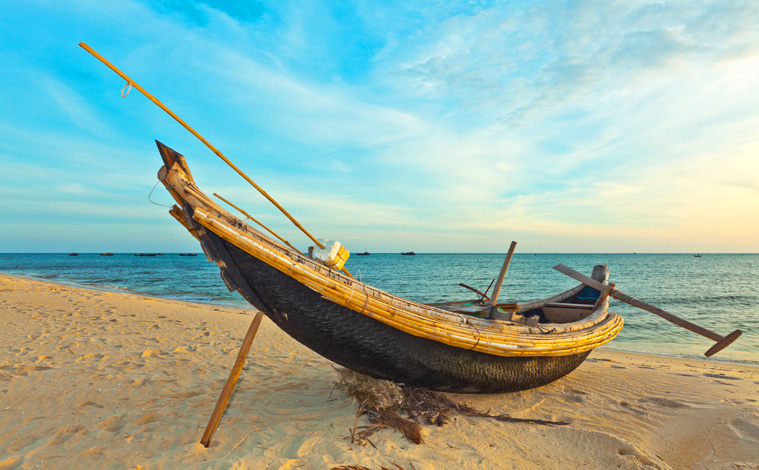 bateau-traditionnel-plage-vietnam