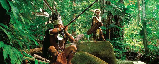 Tenue traditionnelle de chasse de la tribu locale Iban
