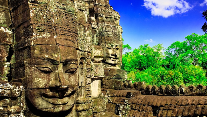 Sculpture Khmer du Bouddha, veillant sur les ruines d’un temple...