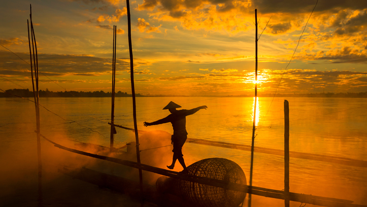 cambodge homme pont de signe coucher soleil