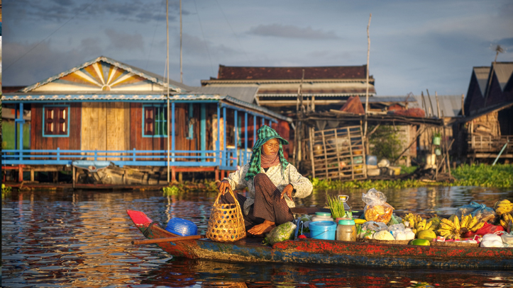 Cambodge marche lac femme