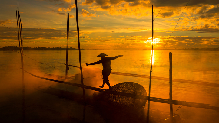 Cambodge mekong pecheur coucher de soleil
