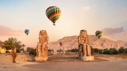Egypte montgolfière au dessus de Memnon
