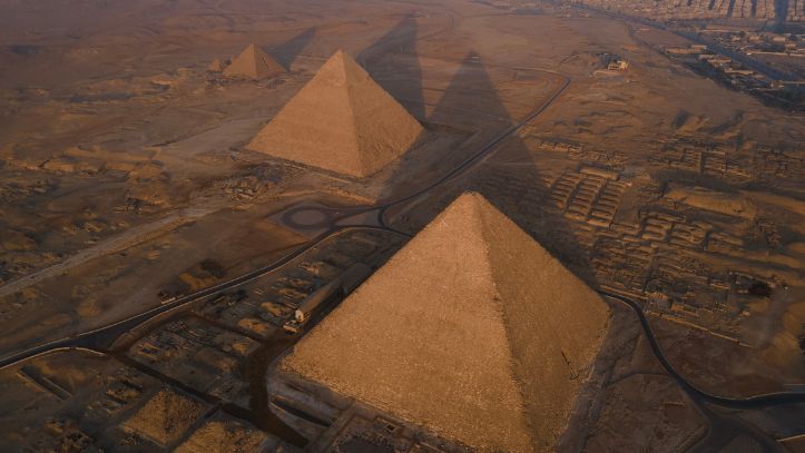 egypte-pyramide-coucher-soleil-drone