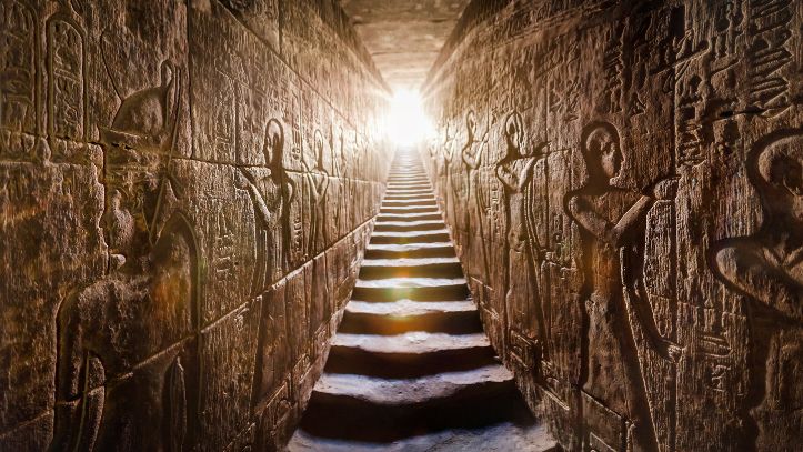 egypte-temple-edfou-escalier-lumiere