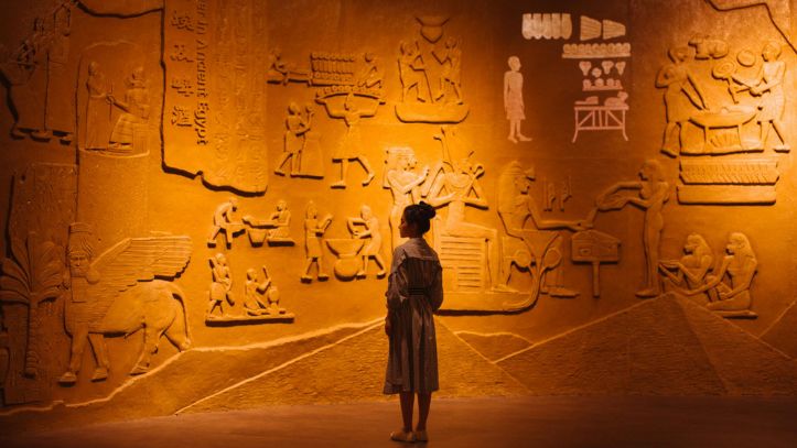 egypte-tourist-devant-mur-temple