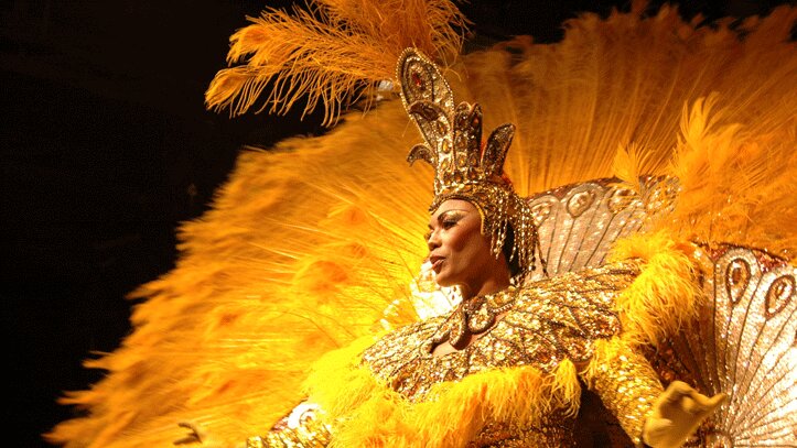 femme-costume-jaune-samba-rio-de-janeiro