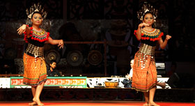 Les danseuses de Malaisie vêtues des tenues traditionnels de tribus Ibans