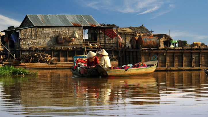 Des pêcheurs non loin de leur maison flottante, sur le lac Tonlé Sap !