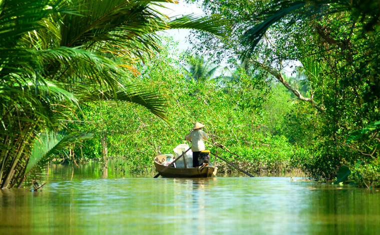 pirogue-homme-mekong-vietnam