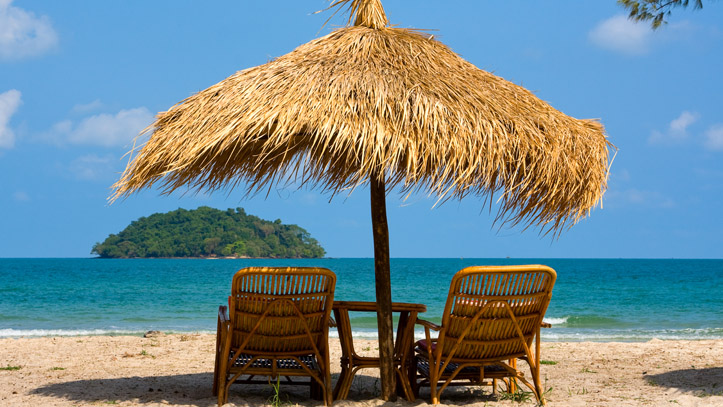 Une plage typique des côtes Cambodgiennes : Eau turquoise, sable blanc, panoramas...et tranquillité.