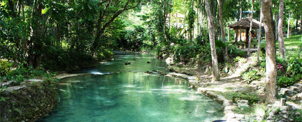 Rivière Kawasan aux Visayas