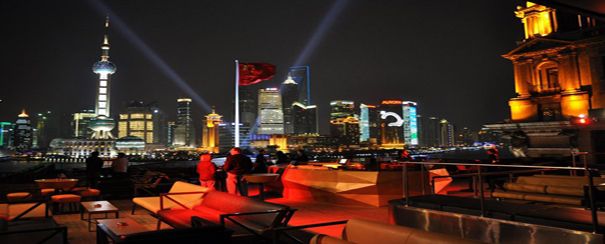 rooftop vu ville de shanghai de nuit