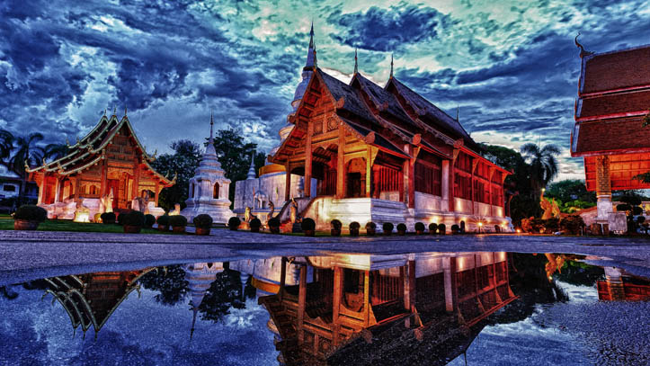 Temple Phra Singh au crépuscule, à Chiang Mai