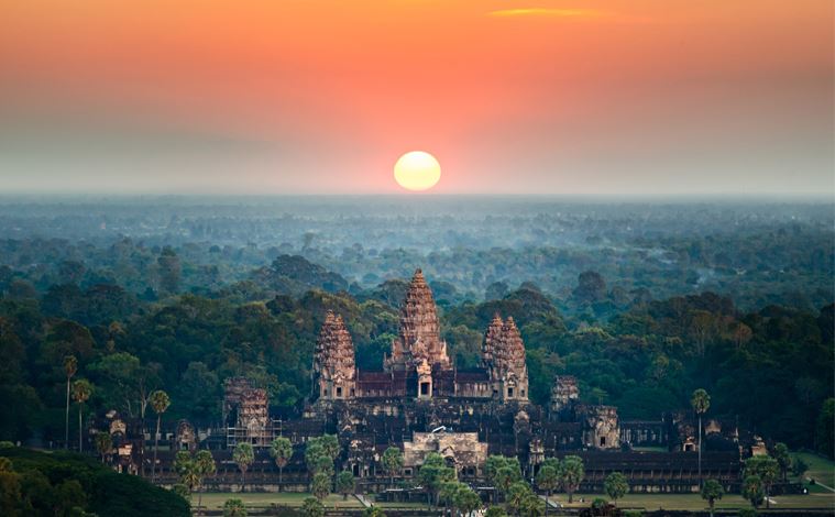 vue aerienne angkor wat cambodge coucher de soleil